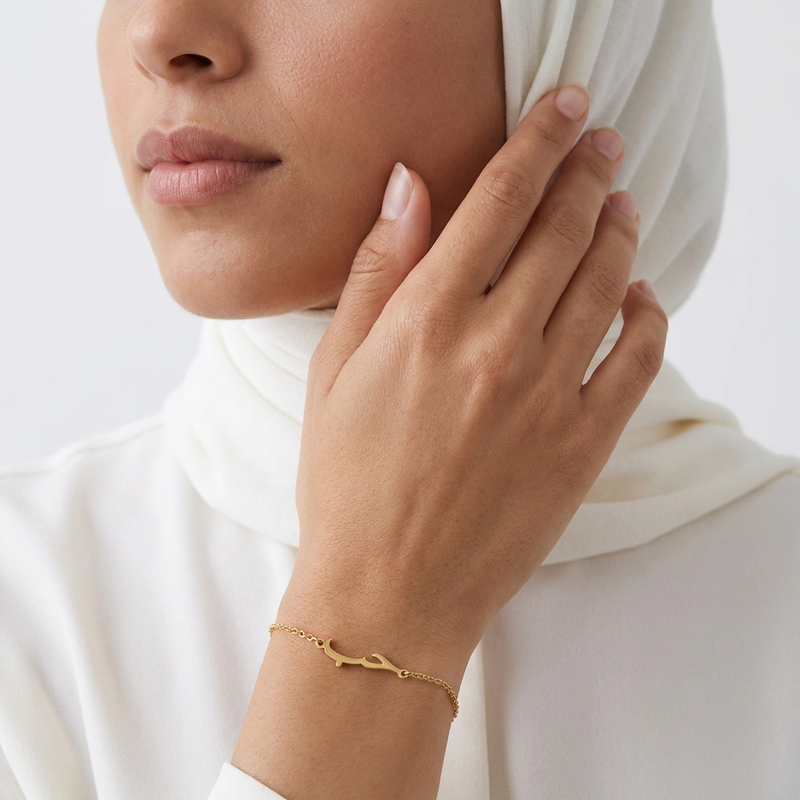 سوار الحب — إطلالة أنيقة بالحجاب الأبيض