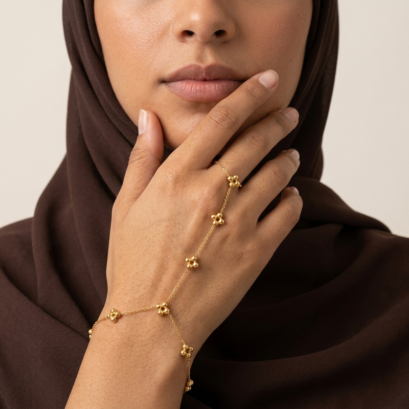 سلسلة يد الحناء الذهبية على اليد